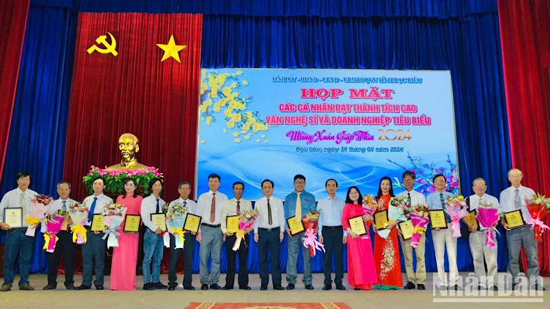 Các đồng chí trong Ban Thường vụ Tỉnh ủy Bạc Liêu trao bảng tuyên dương và hoa tặng các cá nhân có thành tích cao năm 2023. (Ảnh: THANH NHÃ)