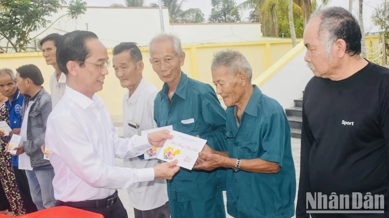Đồng chí Hồ Thanh Thủy, Trưởng Ban Tổ chức Tỉnh ủy Bạc Liêu đến thăm và trao tặng quà Tết của Tỉnh ủy Bạc Liêu cho các đối tượng chính sách trong tỉnh.