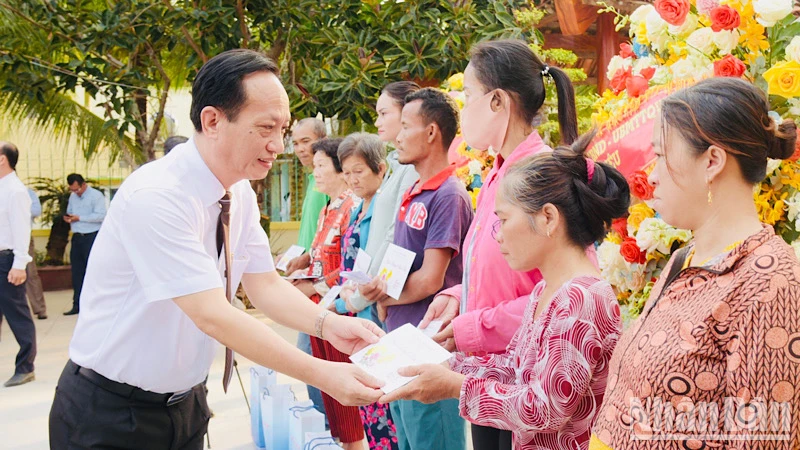 Đồng chí Phạm Văn Thiều, Chủ tịch Ủy ban nhân dân tỉnh Bạc Liêu thăm, tặng quà Tết các gia đình chính sách, hộ có hoàn cảnh khó khăn của tỉnh.