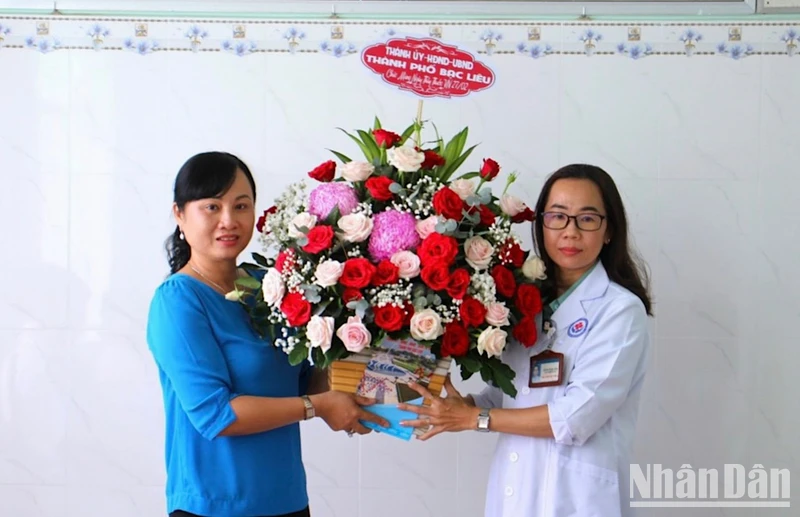Phó Chủ tịch Ủy ban nhân dân thành phố Bạc Liêu Đỗ Ái Lam thăm, tặng hoa lãnh đạo Trạm Y tế phường 5, thành phố Bạc Liêu.