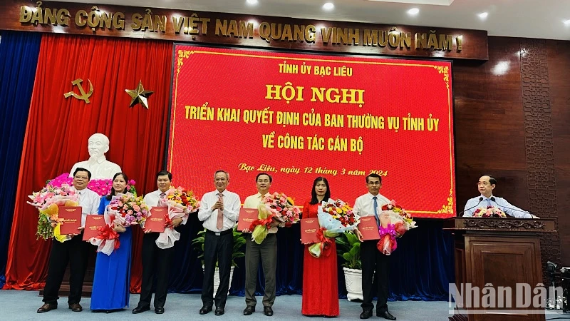 Đồng chí Lữ Văn Hùng, Bí thư Tỉnh ủy Bạc Liêu, trao quyết định và tặng hoa chúc mừng các đồng chí được phân công giữ trọng trách mới. Ảnh: TRỌNG DUY