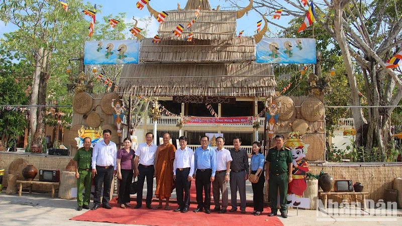 Đồng chí Tạ Trung Dũng, Thường trực Tỉnh ủy Bạc Liêu (đứng giữa) và đoàn công tác thăm, chúc Tết Chol Chăm Thmây tại các chùa Khmer của huyện Vĩnh Lợi.