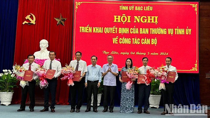 Các đồng chí Bí thư Tỉnh ủy và Chủ tịch Ủy ban nhân dân tỉnh Bạc Liêu trao quyết định, tặng hoa chúc mừng các cán bộ được điều động, luân chuyển, đề bạt trong đợt này. Ảnh: TRỌNG DUY