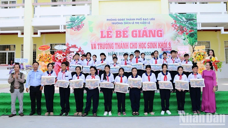 Nhiều giáo viên, học sinh xuất sắc tại Bạc Liêu rất vui mừng được trao tặng tranh panorama "Chiến thắng Điện Biên Phủ".