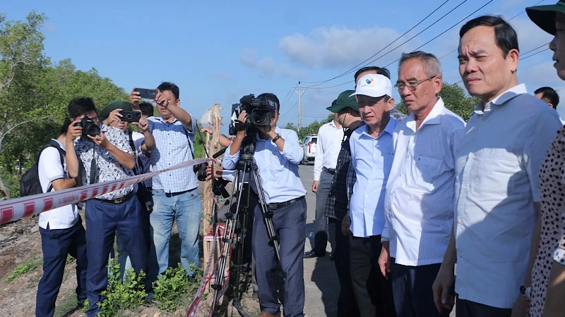 Phó Thủ tướng Trần Lưu Quang kiểm tra, chỉ đạo khắc phục tại vùng ven biển Bạc Liêu.