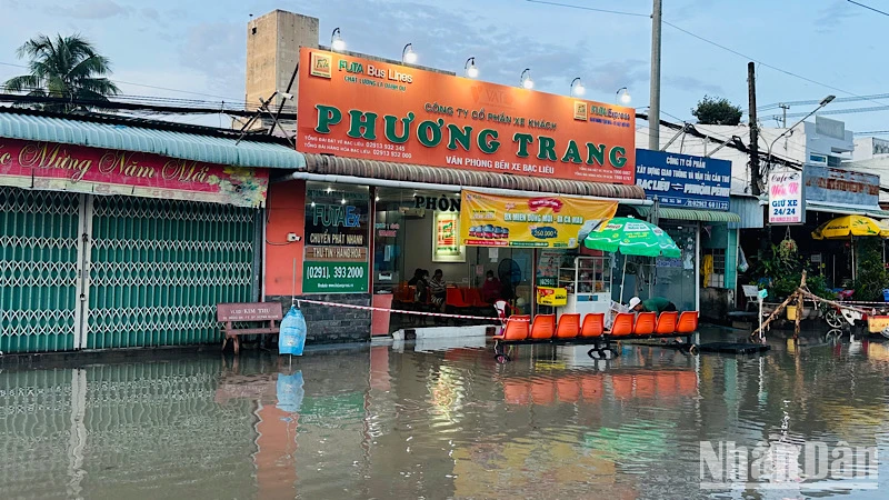 Khu vực nhà xe Phương Trang (trong bến xe Bạc Liêu) thường xuyên ngập sâu, nhiều hôm hành khách phải xắn quần... đến bẹn để mua vé xe ô-tô. (Ảnh: TRỌNG DUY)