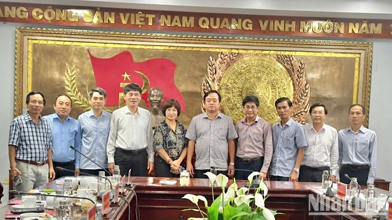 Đồng chí Huỳnh Quốc Việt, Phó Bí thư Thường trực Tỉnh ủy Bạc Liêu (thứ 6, từ trái qua) chụp ảnh lưu niệm với các thành viên đoàn công tác.