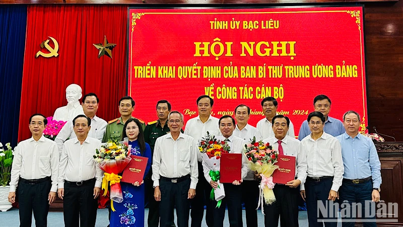 Các đồng chí trong Ban Thường vụ Tỉnh ủy Bạc Liêu mừng 3 đồng chí vừa nhận Quyết định của Ban Bí thư bổ sung vào Ban Thường vụ, Ban Chấp hành Đảng bộ tỉnh, nhiệm kỳ 2020-2025. Ảnh: TRỌNG DUY