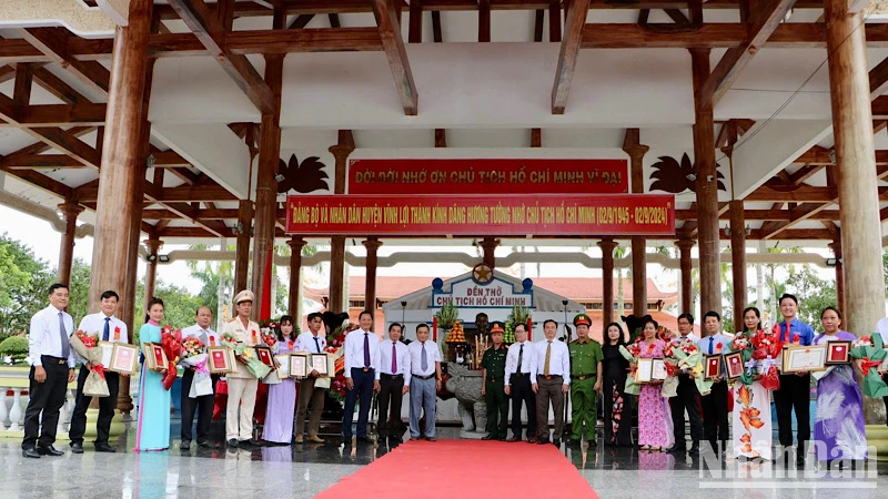 Ban Thường vụ Huyện ủy Vĩnh Lợi (Bạc Liêu) báo công, tuyên dương những đảng viên tiêu biểu tại Đền thờ Bác Hồ ở xã Châu Thới, thiết thực kỷ niệm 55 năm thực hiện Di chúc của Người.