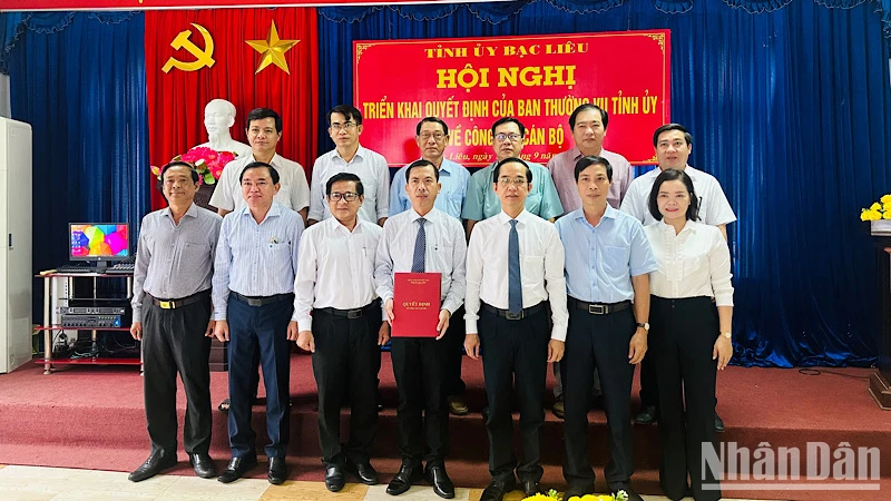 Trưởng Ban Tổ chức Tỉnh ủy Bạc Liêu Hồ Thanh Thủy (thứ ba từ phải sang trái) trao quyết định của Ban Thường vụ Tỉnh ủy Bạc Liêu cho đồng chí Dương Quốc Nhẫn giữ chức Phó ban Tổ chức Tỉnh ủy. (Ảnh: TRỌNG DUY)