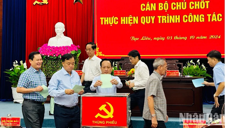 Các đồng chí lãnh đạo chủ chốt tỉnh Bạc Liêu tham gia bỏ phiếu bầu bổ sung Ủy viên Ban Chấp hành và Ban Thường vụ Tỉnh ủy. (Ảnh: TRỌNG DUY)