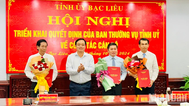 Đồng chí Huỳnh Quốc Việt, Phó Bí thư Thường trực Tỉnh ủy Bạc Liêu trao quyết định của Ban Thường vụ Tỉnh ủy cho các đồng chí được đề bạt, bổ nhiệm và bổ nhiệm lại. (Ảnh: TRỌNG DUY)