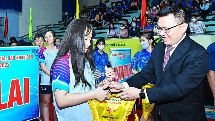 Tổng Biên tập Báo Nhân Dân Lê Quốc Minh trao tặng kỷ niệm chương cho các đội tham dự giải. Ảnh: DUY LINH
