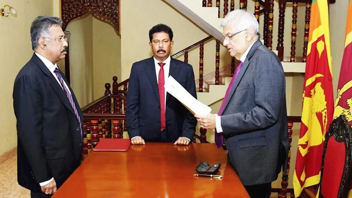 Thủ tướng Ranil Wickremesinghe (phải) đã tuyên thệ nhậm chức quyền Tổng thống Sri Lanka. Ảnh: AP