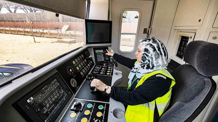 Hind Omar trở thành phụ nữ tiên phong trong nghề lái tàu điện ngầm. Ảnh: AFP