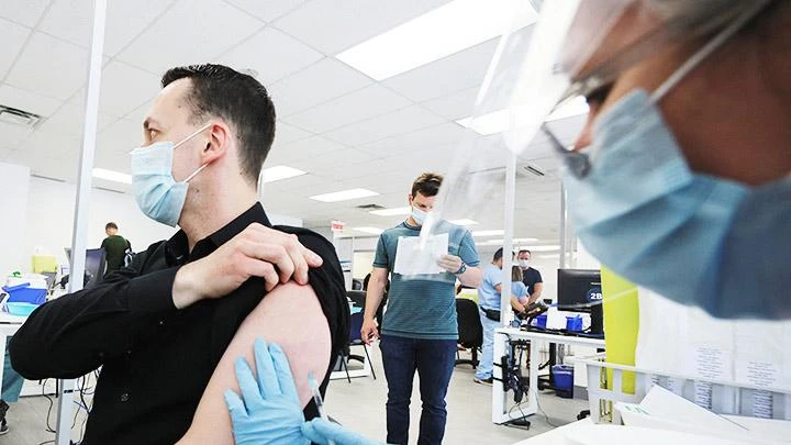 Canada đang triển khai tiêm một mũi vaccine cho mỗi người dân. Ảnh: REUTERS