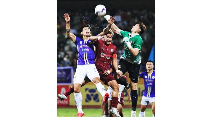 Thủ môn Văn Lâm góp công lớn vào chiến thắng 3-0 của CLB Topenland Bình Định trước CLB Hà Nội. 