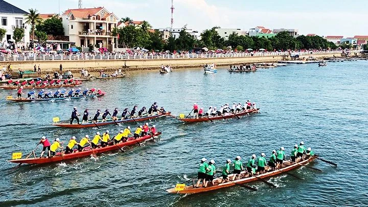 Các thuyền đua nữ đua tài trên sông Nhật Lệ (Quảng Ninh, Quảng Bình). 