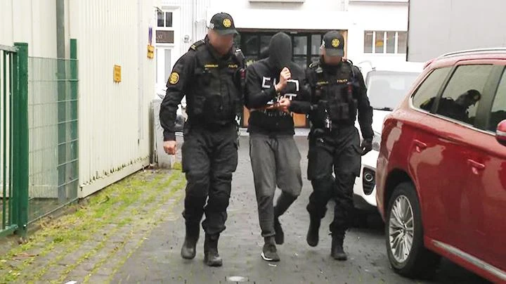 Cảnh sát Iceland bắt giữ một nghi phạm khủng bố. Ảnh: REUTERS