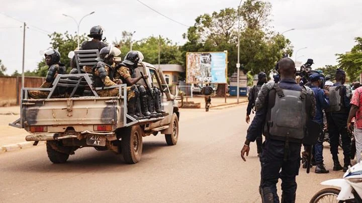 Quân đội Burkina Faso bảo vệ an ninh trên đường phố Thủ đô Ouagadougou. Ảnh: AFP