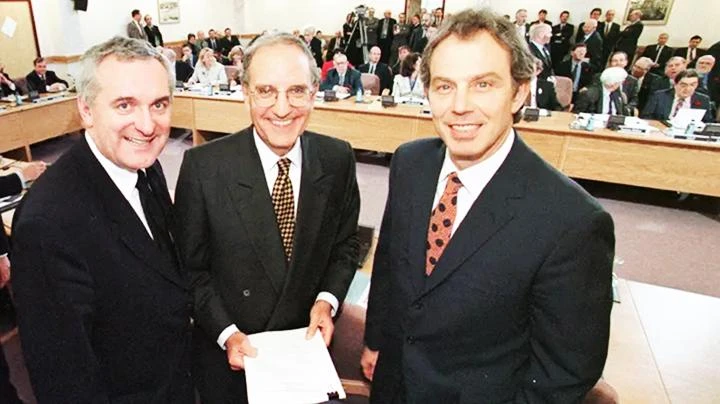 Đại diện các bên tham gia ký kết thỏa thuận Belfast năm 1998. Ảnh: THE GUARDIAN