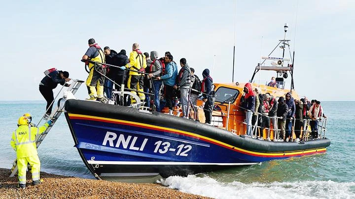Một thuyền chở người di cư vượt biên trái phép qua eo biển Manche. Ảnh: THE TELEGRAPH