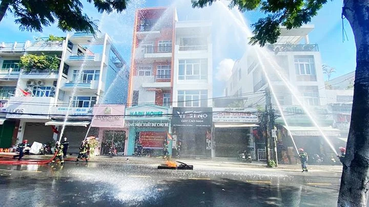 Công an phường Hải Châu 1 diễn tập phòng cháy, chữa cháy.