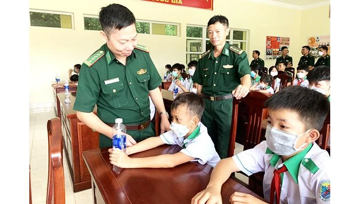 Bộ Chỉ huy Bộ đội Biên phòng tỉnh Đắk Lắk động viên các em học sinh có hoàn cảnh khó khăn nhân dịp năm học mới 2022-2023.