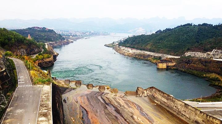 Dẫn nước sông Đà về góp phần làm sạch hồ Tây và một số sông trên địa bàn Hà Nội là giải pháp đang được chú ý. Ảnh: MINH LÊ