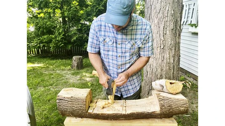Việc chạm khắc thìa gỗ đem lại nhiều lợi ích cho các học viên. Ảnh: AP