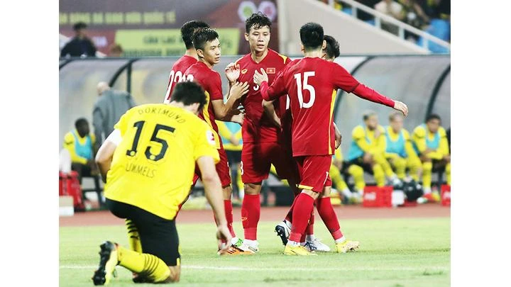 Các cầu thủ Việt Nam ăn mừng chiến thắng trước câu lạc bộ B.Dortmund. Ảnh: LÊ MINH