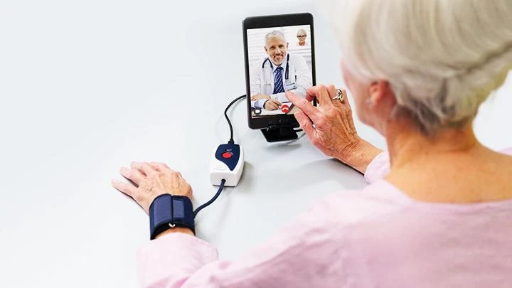 Bệnh nhân có thể nhận tư vấn y tế từ xa thông qua smartphone. Ảnh: CBC