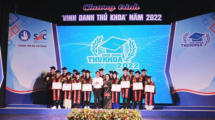 Hội Sinh viên TP Hồ Chí Minh tổ chức chương trình “Vinh danh thủ khoa”