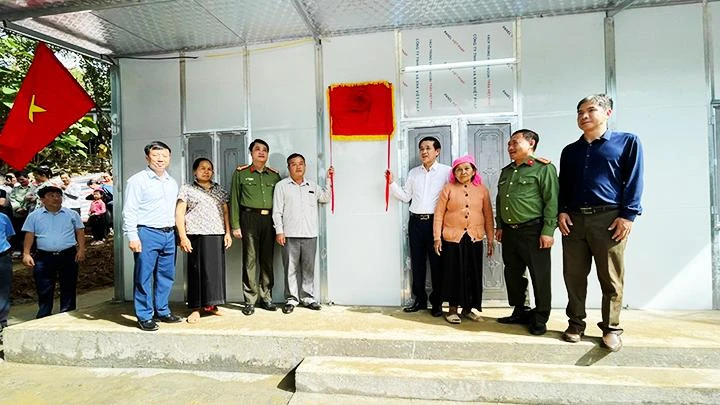 Đại diện lãnh đạo Công an tỉnh, các đơn vị tài trợ bàn giao nhà cho hộ nghèo Thùng Thị Vón, bản Huổi Én, xã Mường So, huyện Phong Thổ.