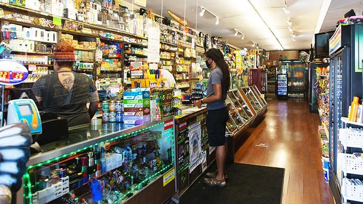 Một cửa hàng bán lẻ thuốc lá ở New Zealand. Ảnh: GETTY IMAGES