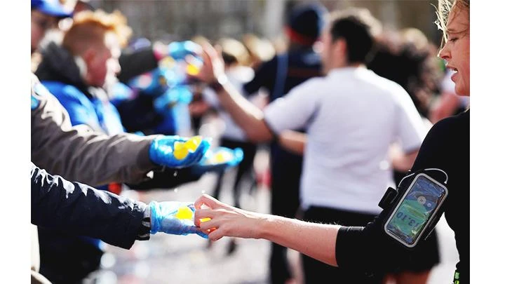 Các vận động viên marathon dùng nước uống Ooho. Ảnh: RunIreland