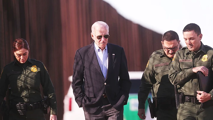 Tổng thống Joe Biden (giữa) thị sát biên giới với Mexico. Ảnh: GETTY IMAGES