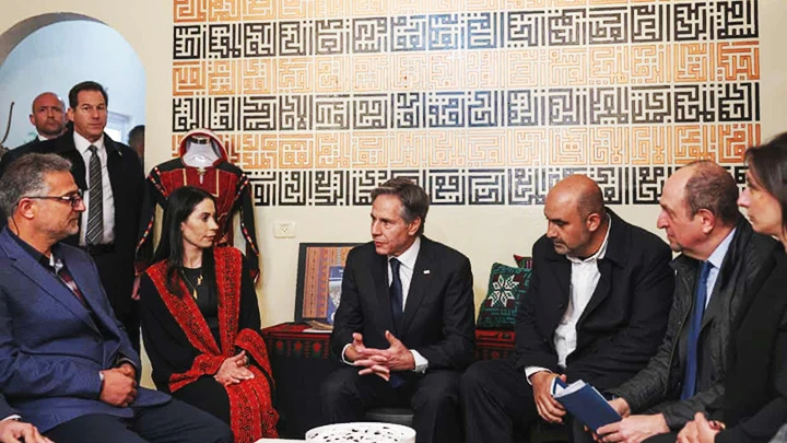 Bộ trưởng Ngoại giao Mỹ Antony Blinken (giữa) gặp gỡ các đại diện tổ chức dân sự Palestine trong chuyến công du Trung Đông. Ảnh: REUTERS