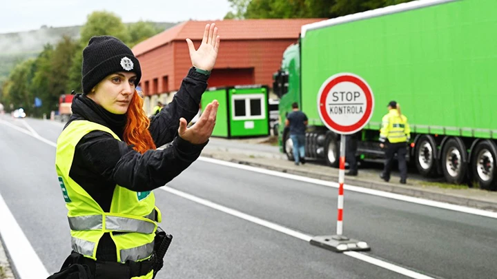 Cảnh sát Czech làm nhiệm vụ tại biên giới với Slovakia. Ảnh: INFOMIGRANTS