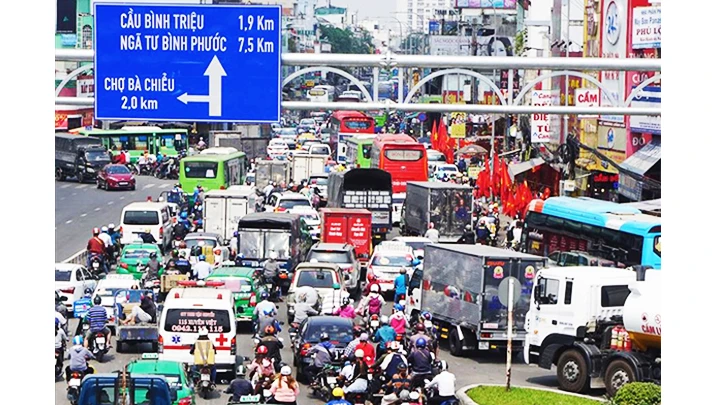 Tuyến quốc lộ 13, đoạn qua địa phận TP Hồ Chí Minh nhiều năm nay luôn trong tình trạng quá tải.