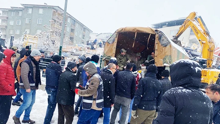 Người dân Thổ Nhĩ Kỳ bị ảnh hưởng bởi động đất nhận đồ cứu trợ từ các cơ quan nhân đạo. Ảnh: GETTY IMAGES