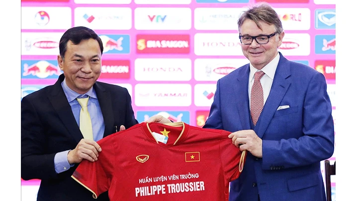 HLV Troussier (bên phải) trong lễ ký kết hợp đồng với Liên đoàn Bóng đá Việt Nam. Ảnh: VFF