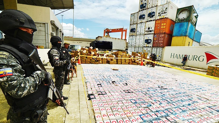 Cảnh sát Ecuador thu giữ lượng cocaine khổng lồ tại cảng Guayaquil. Ảnh: NEWSWEEK