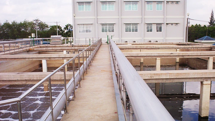 Các nhà máy xử lý nước thải hiện nay chỉ mới xử lý được hơn 12%, số còn lại đổ thẳng ra kênh, rạch.
