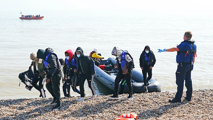 Một nhóm người di cư bị phát hiện khi nhập cư bất hợp pháp vào Anh. Ảnh: BBC