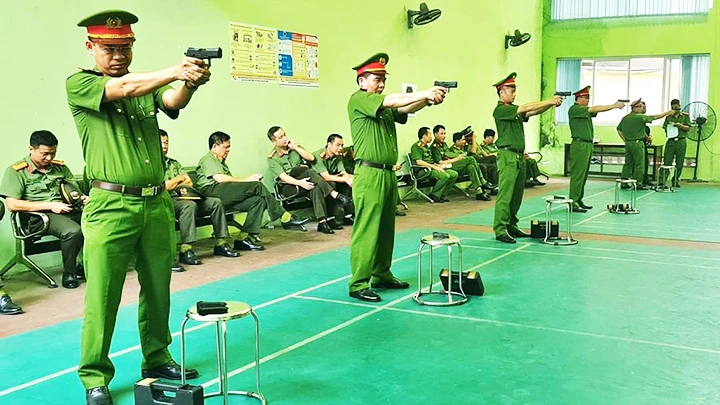 Thượng tá Lê Tiến Toàn (bên trái) trong buổi tập luyện do Sở Công an Bắc Giang tổ chức.