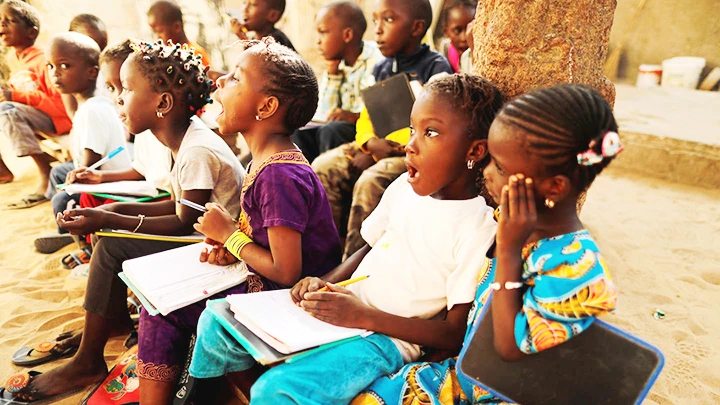 Một lớp dạy học bằng tiếng bản địa tại Senegal. Ảnh: REUTERS