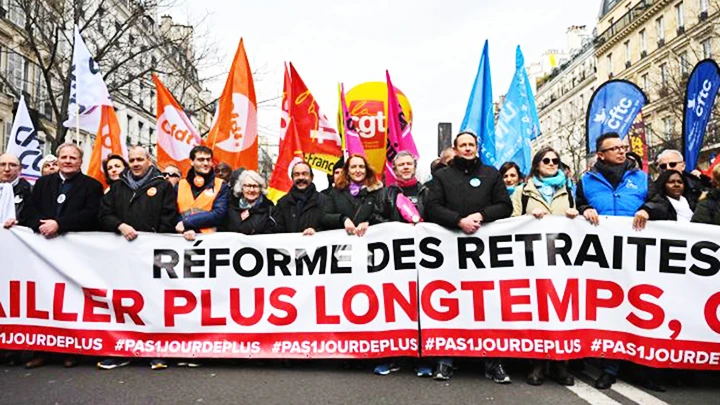 Hàng nghìn người xuống đường tuần hành phản đối kế hoạch của Chính phủ Pháp. Ảnh: LE MONDE