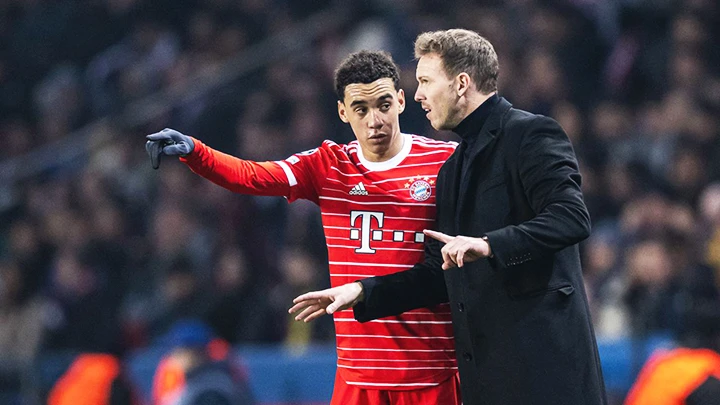 Sau khi bị Bayern sa thải, Julian Nagelsmann (phải) đang được liên hệ về dẫn dắt Tottenham Hotspurs thay Antonio Conte.
