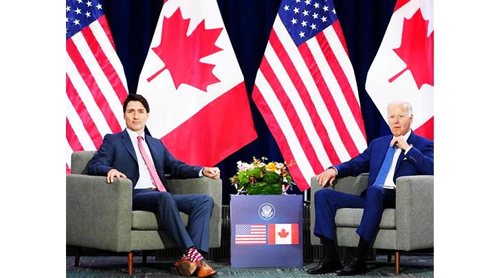 Hai nhà lãnh đạo Canada (trái) và Mỹ gặp gỡ tại Ottawa. Ảnh: AP
